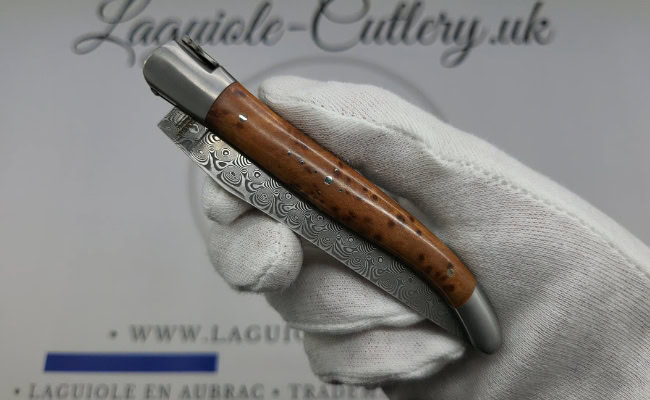 laguiole pocket knife in thuya wood with damascus blade & hand engraved plates